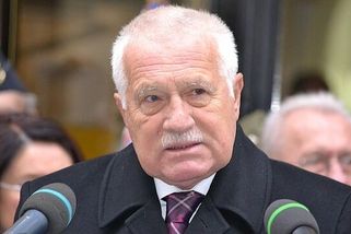 Světe div se, Klaus nejde na Hrad, co místo toho stakan na ruské ambasádě? - Médium.cz